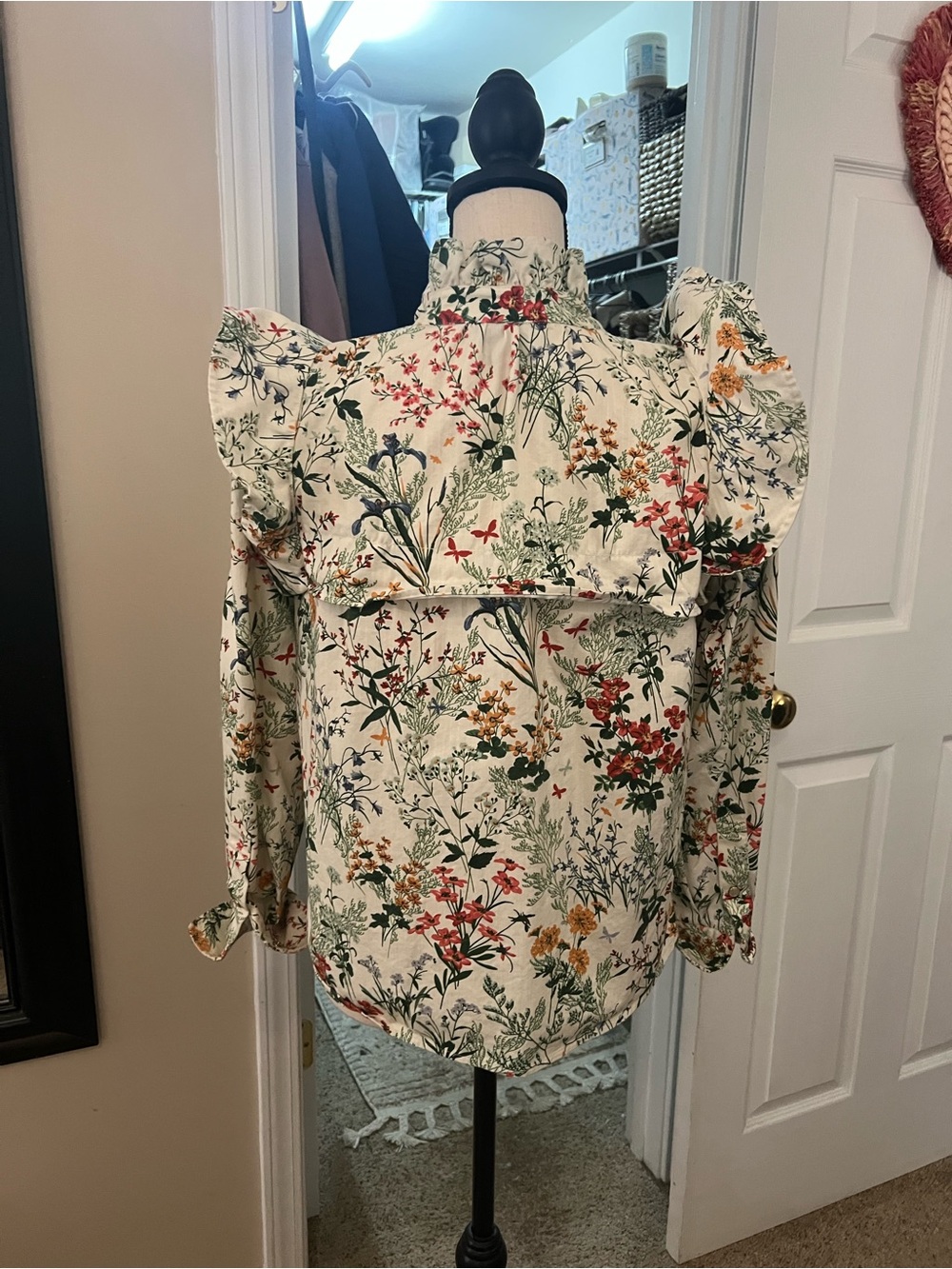 Tuckernuck Winnie top in Cream Floral Ruffle Button-Front Blouse, sz XSmall - Picture 2 of 4